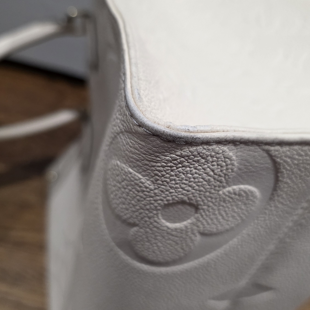 Louis Vuitton Cream Onthego MM Tote Bag - Picture 11 of 16